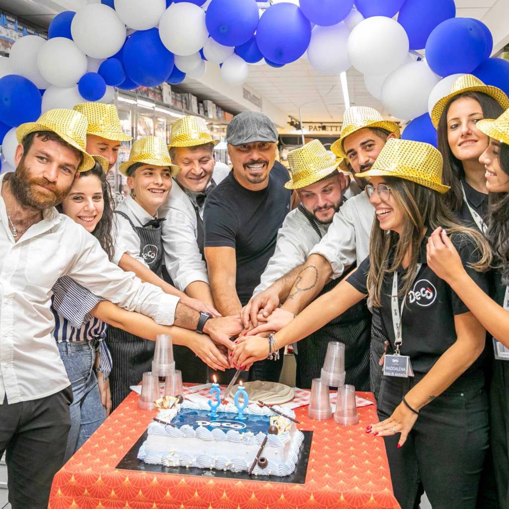 Antonello Catania con lo staff di Decò